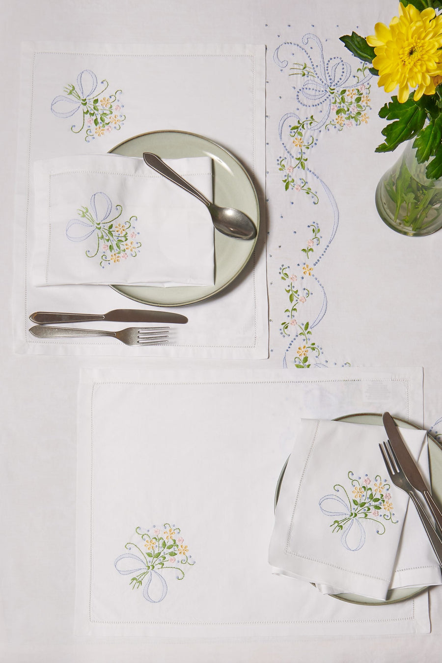 Set of Table Mat & Table Napkin Bouquet